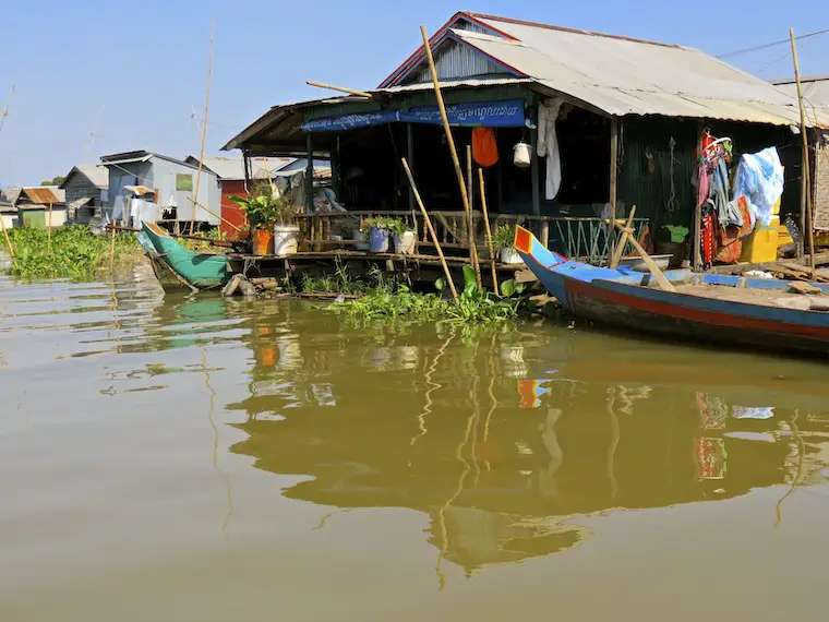 floating-house-kompong-chhnang-cambodia